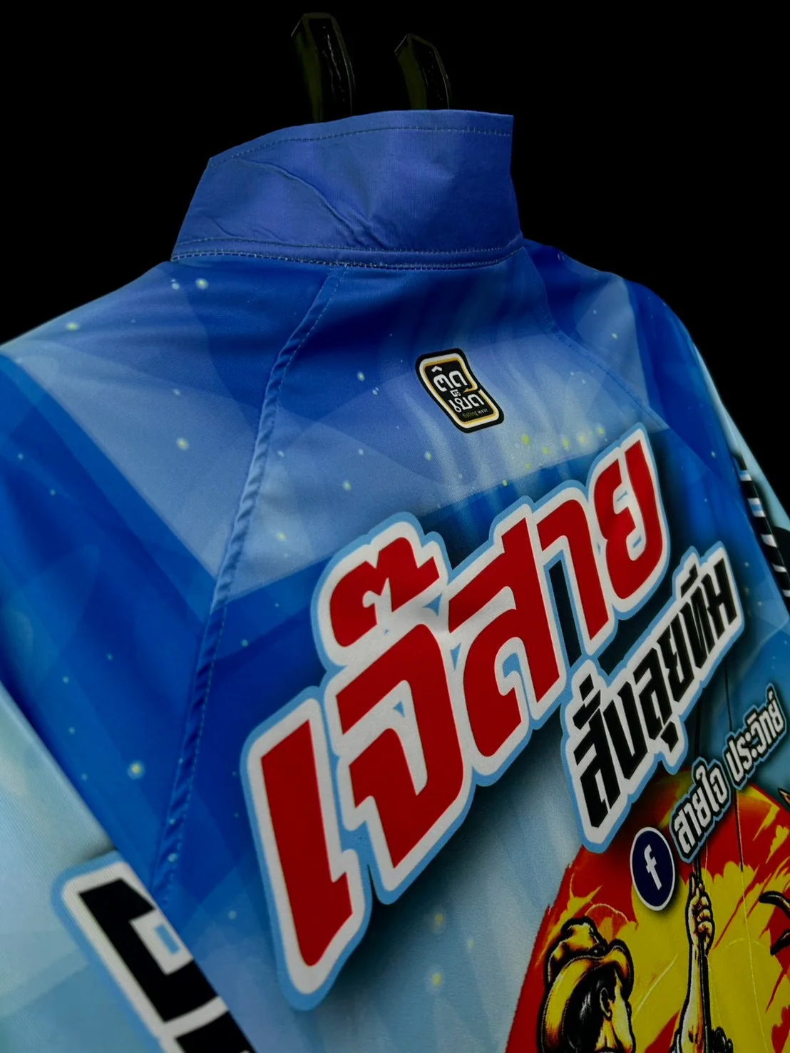 งานจริง ด้านหลังคอเสื้อพร้อมป้ายโลโก้ติดเบ็ด ตะเข็บแนบสนิท