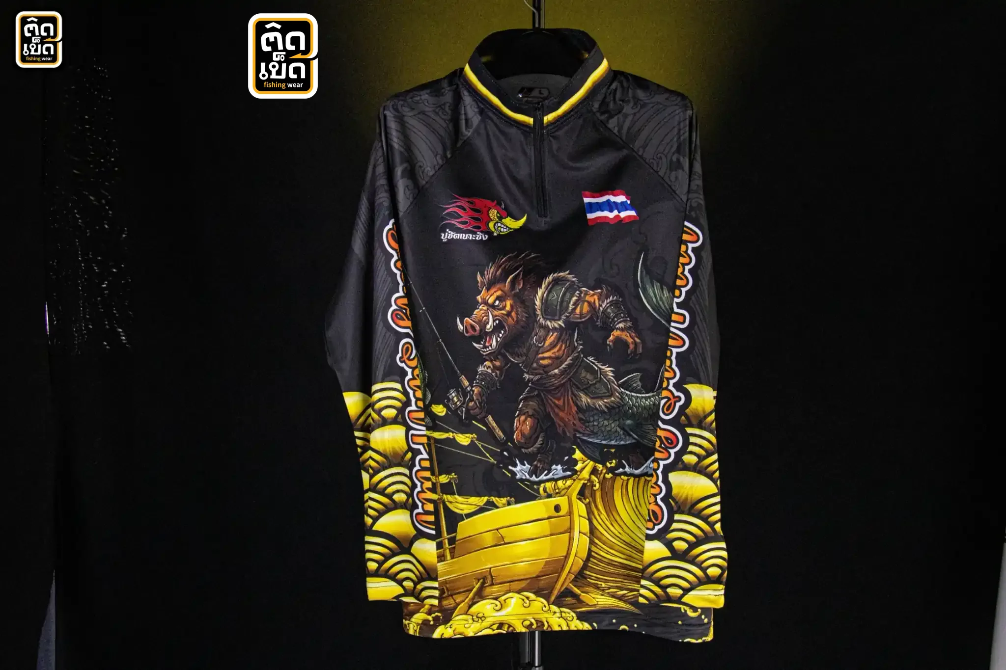 เสื้อตกปลาแขนยาวสีดำทอง ลายหมูป่านักรบตกปลาบนเรือสำเภา ด้านหน้า