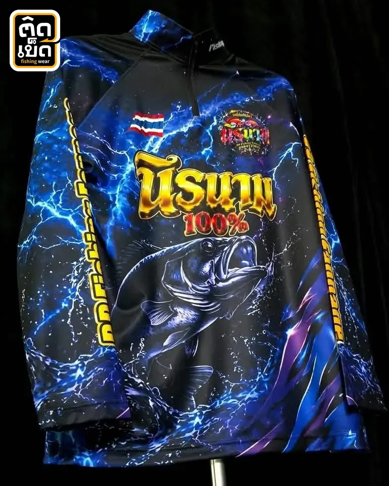 เสื้อพิมพ์ลายตกปลาสีน้ำเงิน กราฟิกปลากระพงปากกว้างสายฟ้าฟาดและคลื่นน้ำ